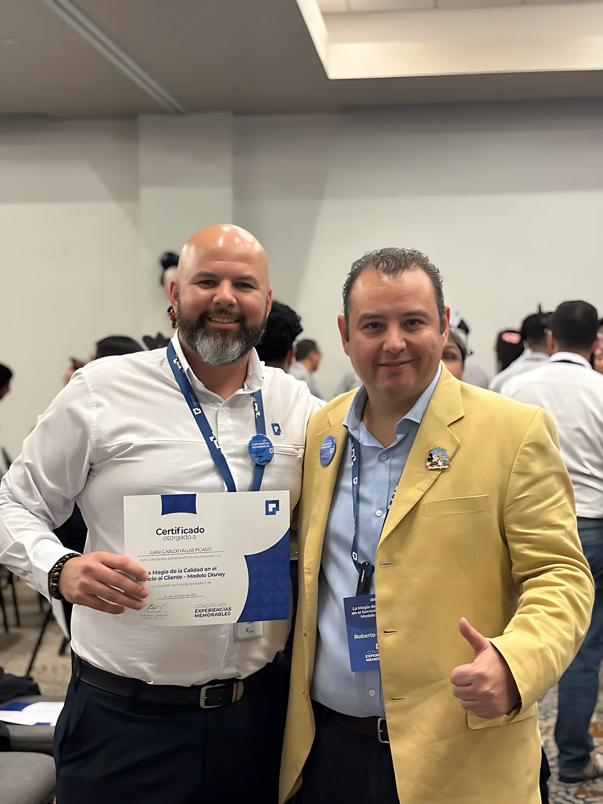 Roberto Calderón entregando el certificado del programa a un participante
